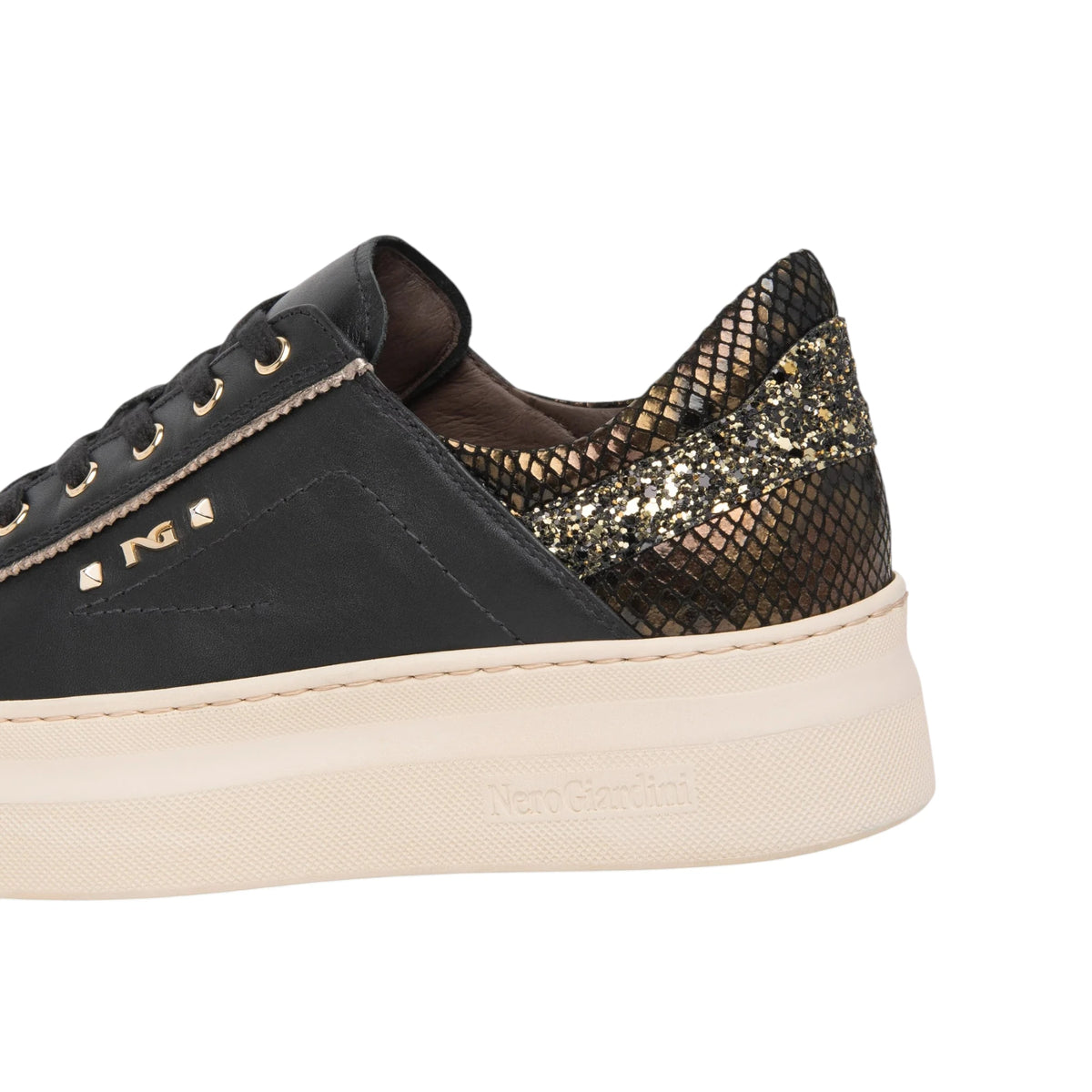 NeroGiardini Sneakers da donna in pelle e tessuto tecnico I617482D-100